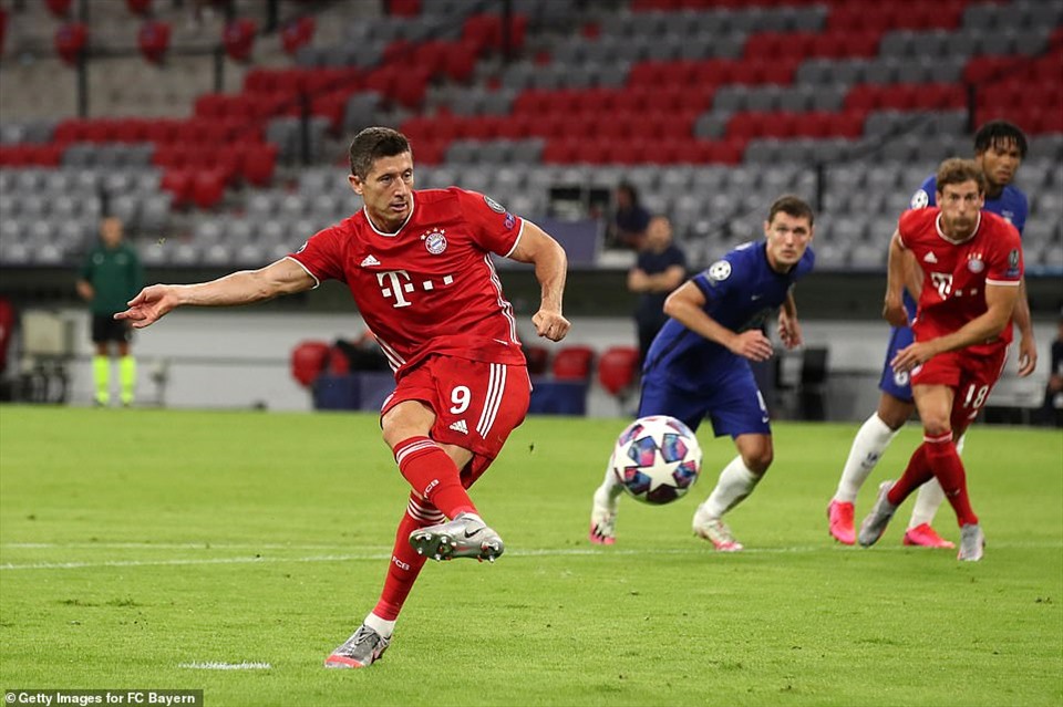 Lewandowski mở tỉ số. Ảnh: Getty/Reuters