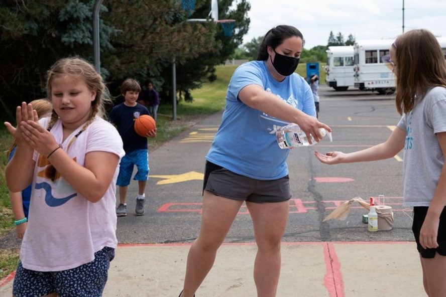 Các trẻ em Mỹ tham dự trại hè trong bối cảnh đại dịch COVID-19. Ảnh: Yahoonews