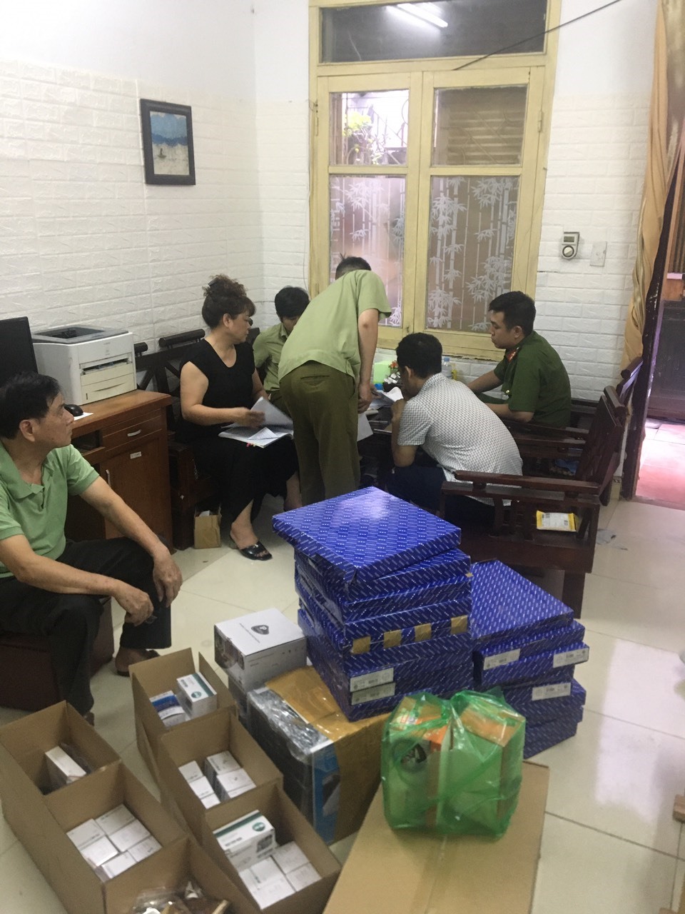 Cơ quan chức năng thu giữ hơn 150 sản phẩm thiết bị công nghệ cao. Ảnh: Việt Trung.