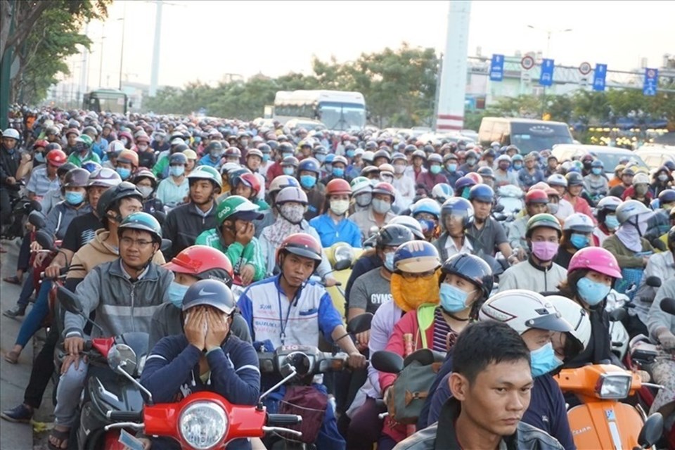 Xe máy là phương tiện di chuyển phổ biến trên đường phố Việt Nam - Ảnh Minh Quân Xe máy là phương tiện di chuyển phổ biến trên đường phố Việt Nam - Ảnh Minh Quân