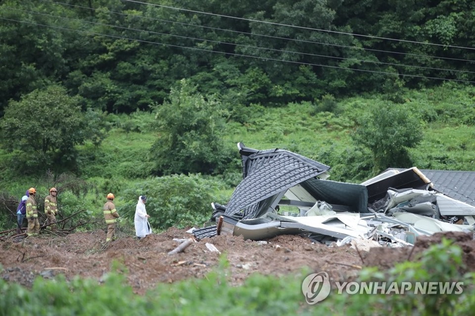 Lực lượng cứu hộ đang tìm kiếm người bị nạn chôn vùi trong đống đổ nát do trận lở đất gây ra ở làng Gokseong, cách thủ đô Seoul 400 km về phía nam, ngày 8.8. Ảnh