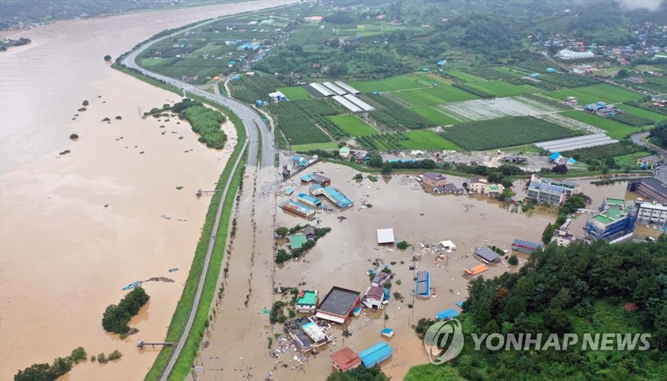 Một ngôi làng ở huyện Hadong, tỉnh Nam Gyeongsang chìm trong biển nước do sông Seomjin tràn bờ hôm 8.8. Ảnh: Yonhap
