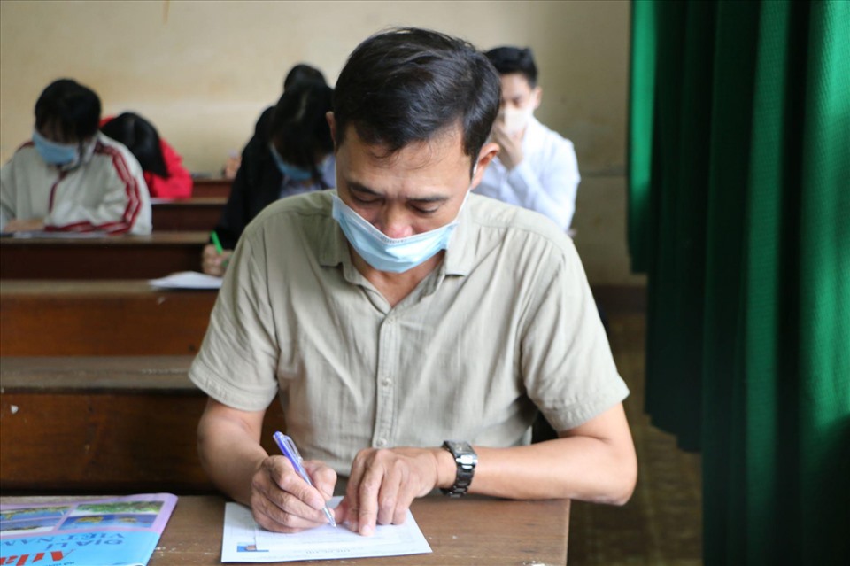 Ông Cường quyết tâm lấy bằng được tấm bằng tốt nghiệp THPT phổ thông để thỏa chí nguyện bình sinh. Ảnh Văn Lệ