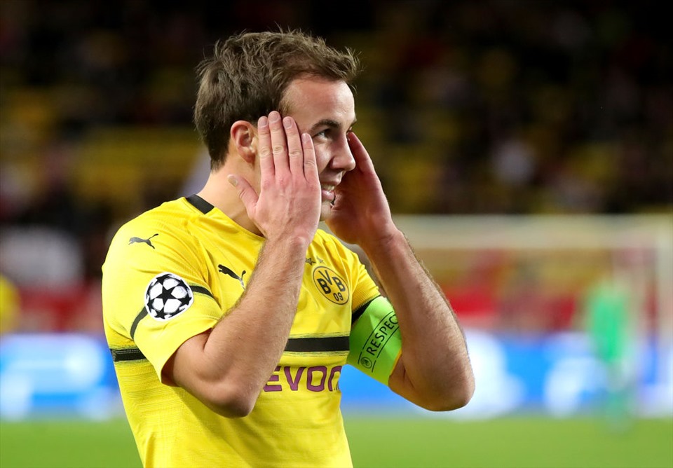 Mario Gotze (29 tuổi, giá thị trường 16 triệu euro): Tiền vệ tấn công người Đức trở thành cầu thủ tự do kể từ ngày 1.7, sau khi hết hợp đồng với Borussia Dortmund. Anh từng là cầu thủ ghi bàn duy nhất giúp tuyển Đức vô địch World Cup 2014. Tuy nhiên sự nghiệp của thần đồng bóng đá Đức này cũng sa sút không phanh từ đó. Ảnh: Getty.