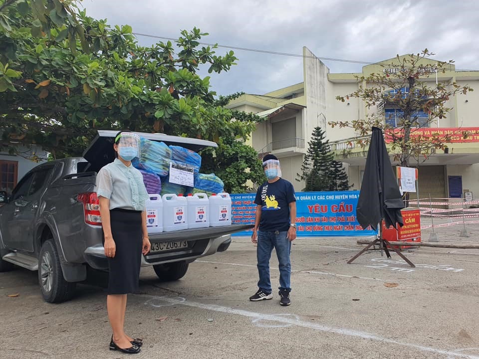 Anh Đức và bạn bè hỗ trợ hàng vạn bình dung dịch sát khuẩn cho các bệnh viện tại Đà Nẵng. Ảnh: NVCC