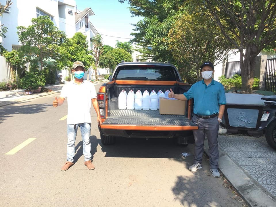 Các thành viên trong “dự án 687” vận chuyển nước sát khuẩn trao cho các khu vực đang chống dịch. Ảnh: NVCC
