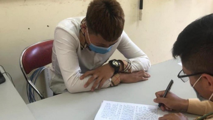 Lực lượng CSGT tiến hành lập biên bản hành vi vi phạm của 2 thanh niên. Ảnh: C. Minh