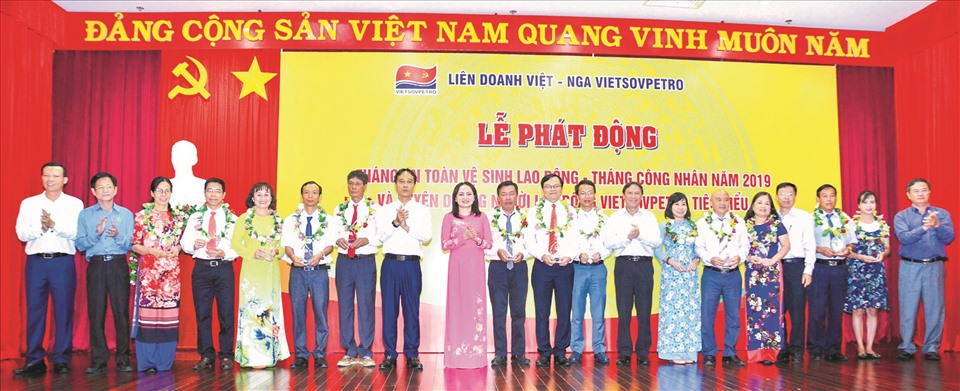 Chủ tịch Công đoàn Dầu khí Việt Nam Nghiêm Thùy Lan Tuyên dương người lao động Vietsovpetro tiêu biểu năm 2019. Ảnh: CĐ DKVN