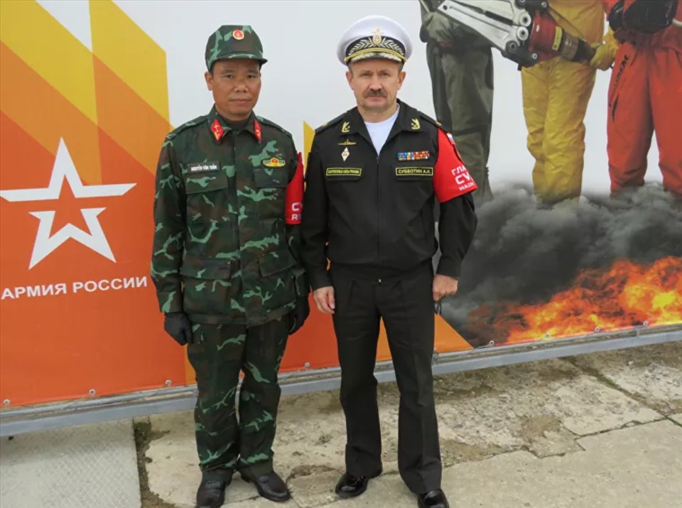 Đại tá Nguyễn Văn Tuấn - Giám khảo đại diện Việt Nam và Chuẩn Đô đốc Andrey Subbotin - Giám khảo chính của cuộc thi Cứu hộ cứu nạn. Ảnh: Sputnik