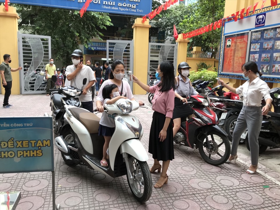 Nhiều trường triển khai biện pháp phòng chống dịch Covid - 19 (Ảnh: GVCC)