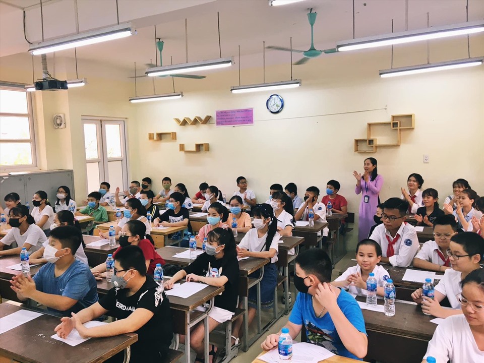 Học sinh lớp 6 làm quen với thầy cô và các bạn (Ảnh: GVCC)