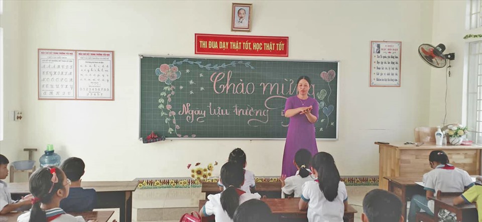 Trường Tiểu học Thạch Lạc (Hà Tĩnh) đón học sinh đến trường (Ảnh:GVCC)