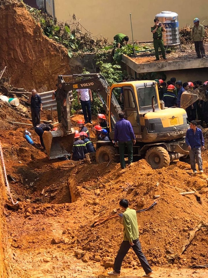 Các lực lượng chức năng khẩn trương tìm kiếm các nạn nhân bị đất đá vùi lấp. Ảnh: Thu Hương