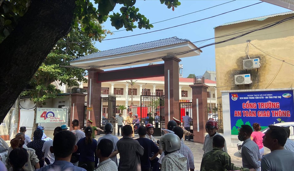 Người dân địa phương theo dõi vụ việc. Ảnh: Thu Hương