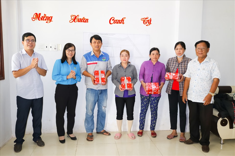 Trao quà cho con công nhân làm việc tại Công ty Cổ phần môi trường Cửu Long. Ảnh: HL
