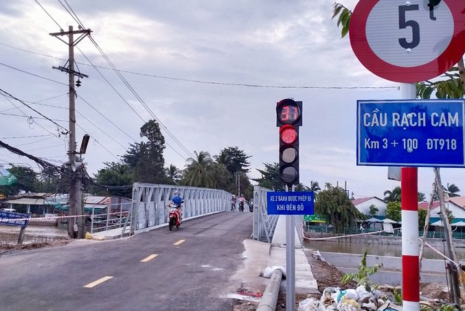 Cầu Rạch Cam mới được thông xe. Ảnh: P.V.