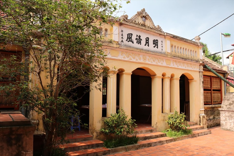 75 năm về trước, Bác Hồ cùng các đồng chí trong đoàn Thường vụ Trung ương Đảng đã nghỉ ngơi và làm việc tại căn nhà này sau khi trở về từ chiến khu Việt Bắc, chuẩn bị cho ngày Quốc khánh 2.9.1945. Đây cũng là cơ sở cách mạng từng nuôi dưỡng và bảo vệ nhiều đồng chí cán bộ cấp cao của Đảng. Ảnh: Lan Nhi.