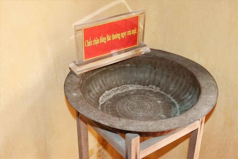 Chiếc thau Bác Hồ cùng các đồng chí từng dùng để rửa mặt được gia đình lưu giữ như kỷ vật quý giá.