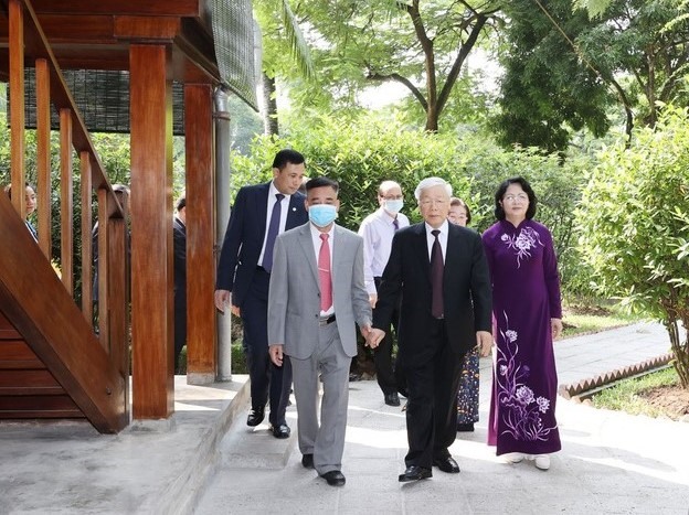 Tổng Bí thư, Chủ tịch Nước Nguyễn Phú Trọng cùng Phó Chủ tịch Nước Đặng Thị Ngọc Thịnh thăm Khu Di tích Chủ tịch Hồ Chí Minh tại Phủ Chủ tịch. Ảnh: TTXVN