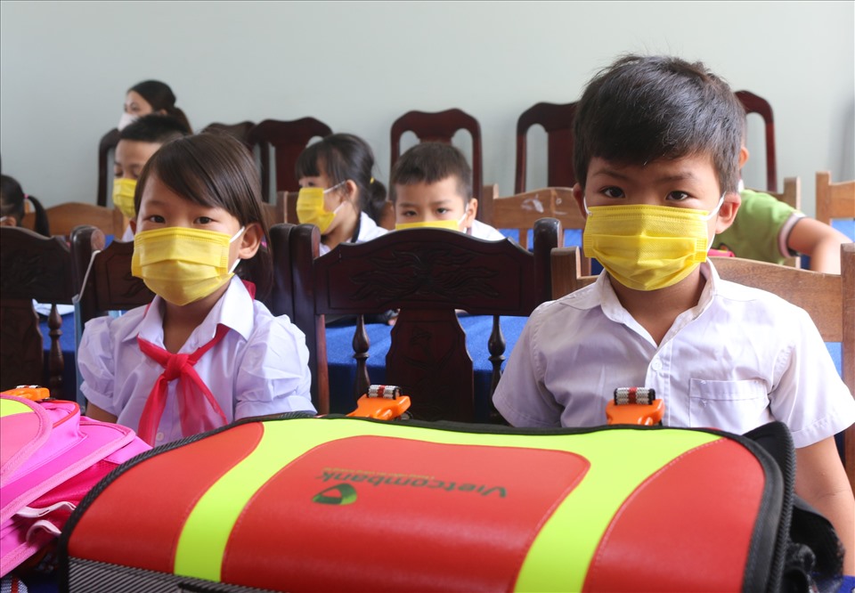 Học sinh có hoàn cảnh khó khăn ở Quảng Nam nhận cặp phao để đảm bảo an toàn đến trường khi đi qua sông nước.