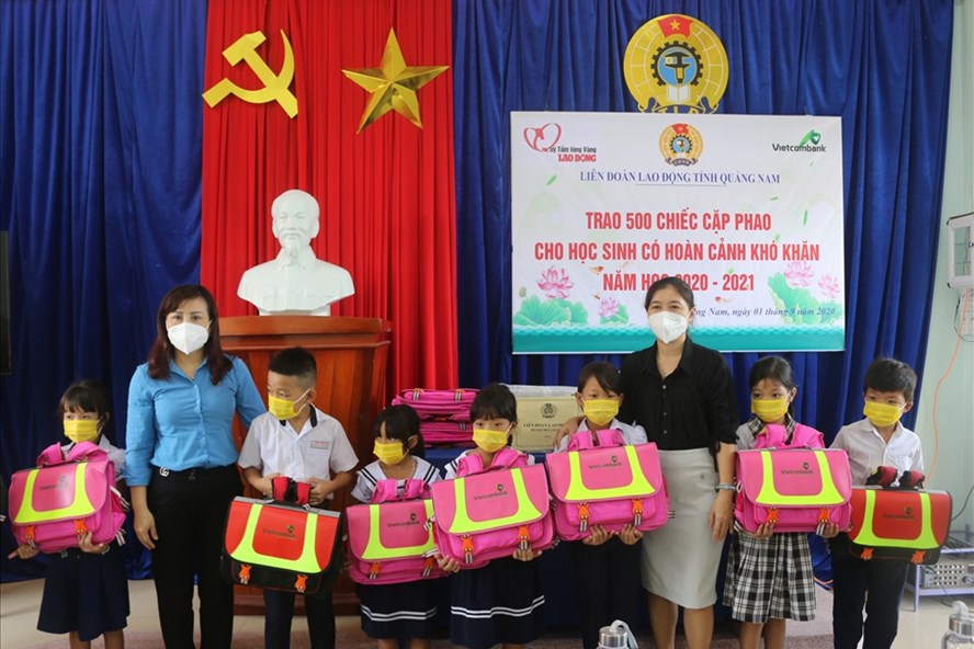 Trao 500 cặp phao cho học sinh nghèo ở Quảng Nam. Ảnh: Thanh Chung