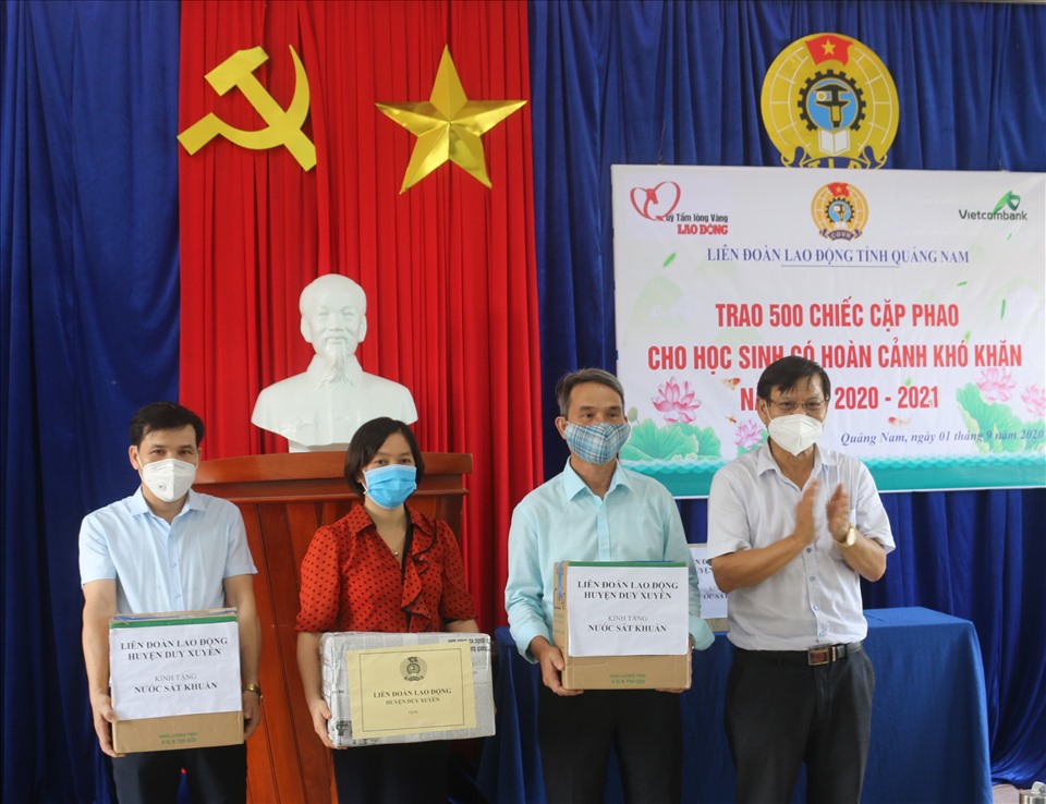 LĐLĐ huyện Duy Xuyên tặng nước sát khuẩn và khẩu trang cho các đại diện trường tiểu học trên địa bàn huyện.