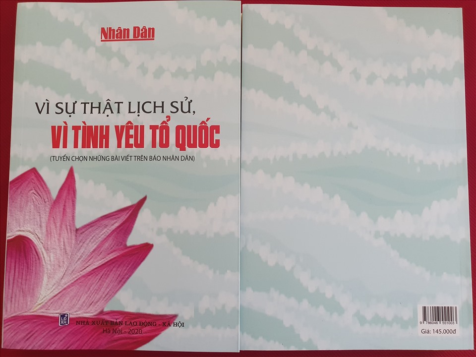 Báo Nhân Dân giới thiệu cuốn sách “Vì sự thật lịch sử, vì tình yêu Tổ quốc”. Ảnh: Phạm Đông