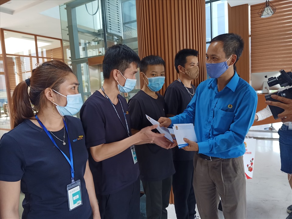 Công đoàn các Khu Công nghiệp Hải Dương đã thăm và tặng quà cho công nhân lao động có hoàn cảnh khó khăn do dịch COVID- 19. Ảnh: Diệu Thuý
