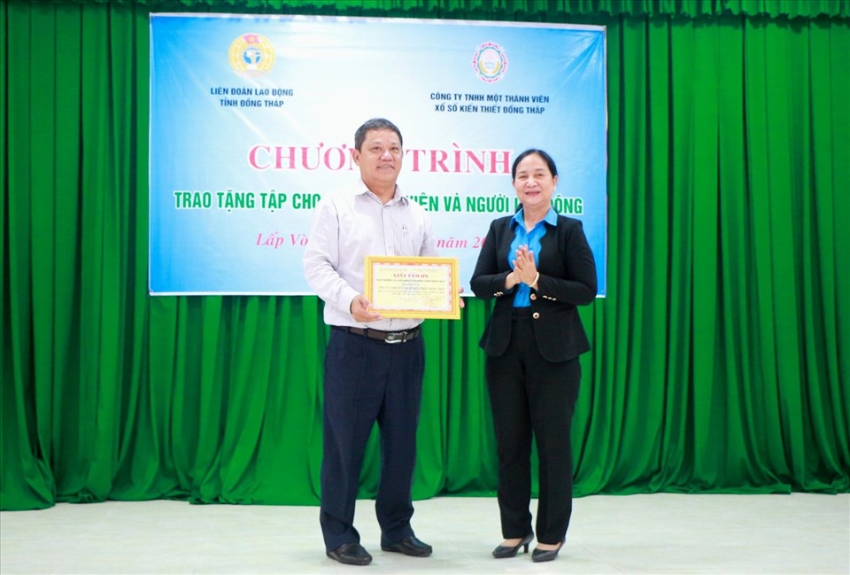 Lãnh đạo Liên đoàn Lao động Tỉnh trao Thư cảm ơn cho Công ty TNHH MTV Xổ số Kiến thiết Đồng Tháp đã hộ trợ 5.000 quyển tập cho con đoàn viên và người lao động. Ảnh: Lưu Hùng