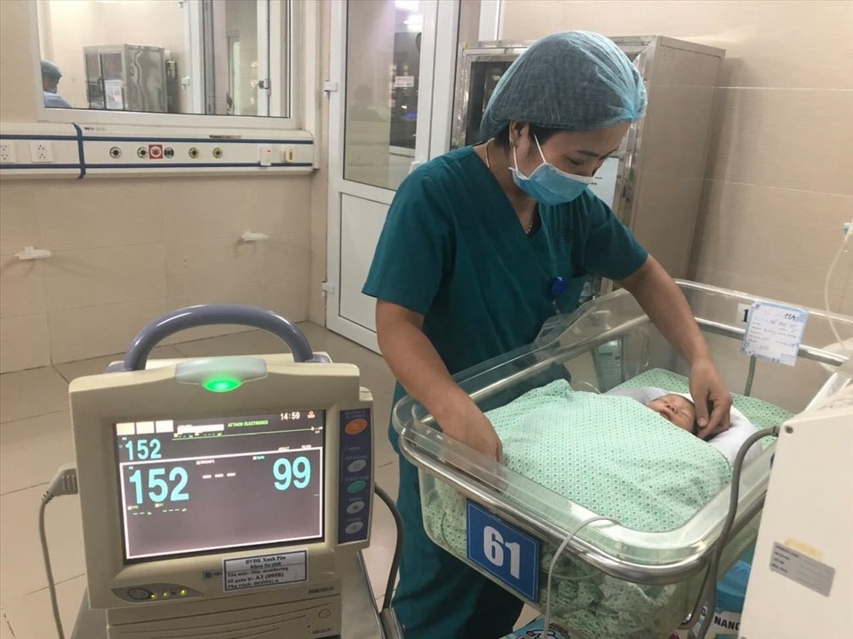 Bé trai vẫn đang được các bác sĩ chăm sóc tại Bệnh viện Đa khoa Xanh Pôn. Ảnh: Bệnh viện cung cấp