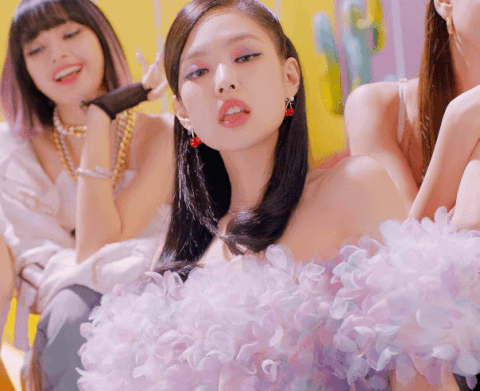 Jennie nhóm Blackpink khiến khán giả không hài lòng khi có nhiều động tác phản cảm. Ảnh: Cắt MV