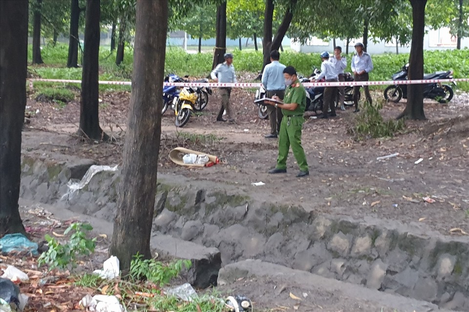 Công an khám nghiệm hiện trường vụ cháu gái tử vong dưới mương nước. Ảnh: Thanh Hải