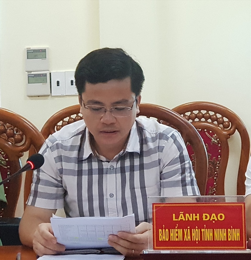 Đại diện BHXH tỉnh Ninh Bình trao đổi về các giải pháp để giải quyết chế độ BHXH cho NLĐ. Ảnh: NT
