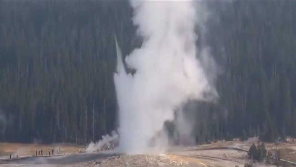 Cột nước của Giantess Geyser cao từ 30-60 mét mỗi lần phun trào. Ảnh: Fox News