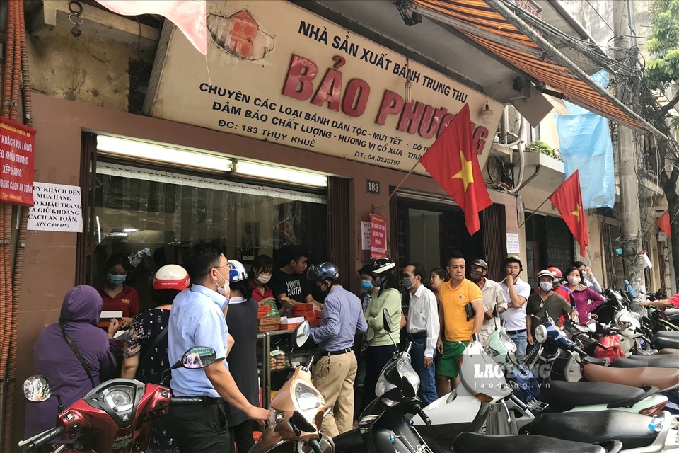 Due to the large number of people who come to buy, the store requires people to line up to sell in order of person who comes first and person who comes next.  Photo: Ngoc Anh