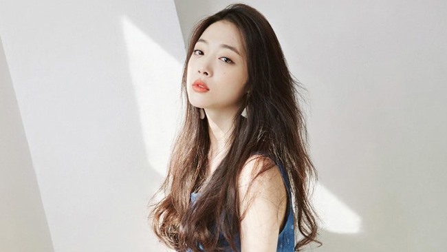 Sulli thường bị chỉ trích vì những hình ảnh được cho là thác loạn mà cô đăng lên mạng. Ảnh: Instagram
