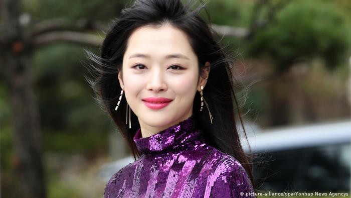Nữ ca sĩ kiêm diễn viên Sulli qua đời tại nhà riêng ở tuổi 25 - Ảnh: Yonhap News