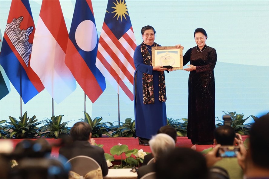 Chủ tịch Quốc hội Việt Nam Nguyễn Thị Kim Ngân, Chủ tịch Đại hội đồng AIPA 41 (bên phải) đã trao Kỷ niệm chương và chứng nhận Giải thưởng cống hiến xuất sắc cho Ủy viên Bộ Chính trị, Phó Chủ tịch Thường trực Quốc hội Việt Nam Tòng Thị Phóng. Ảnh Hải Nguyễn