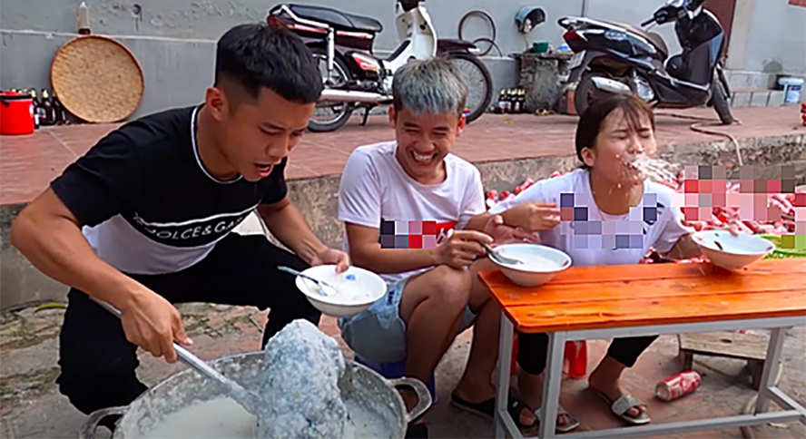 Cảnh múc, ăn cháo gà nguyên lông đầy phản cảm trong clip của Hưng Vlog. Ảnh: cắt từ clip.