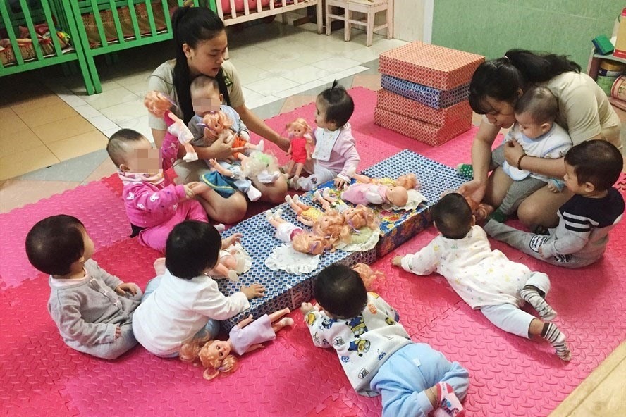 Các giáo viên mầm non đang phải làm việc trong môi trường áp lực từ nhiều phía. Ảnh: Kiều Hạnh