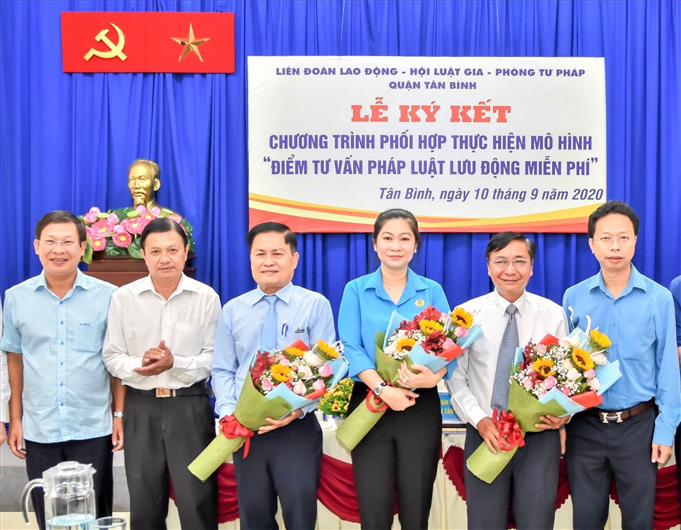 Các bên ký kết cùng chụp hình lưu niệm. Ảnh Đức Long