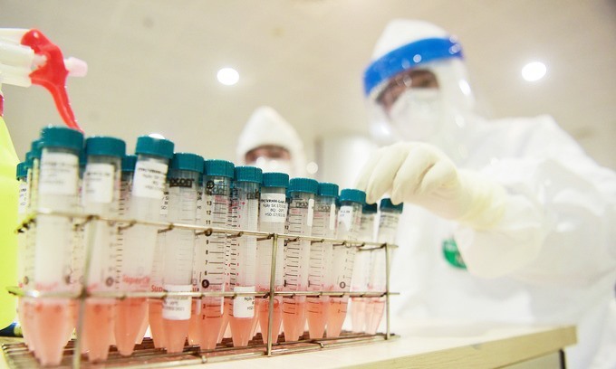 C&aacute;c mẫu bệnh phẩm của bệnh nh&acirc;n nghi nhiễm được lấy test nhanh COVID-19. Ảnh: Hương Giang