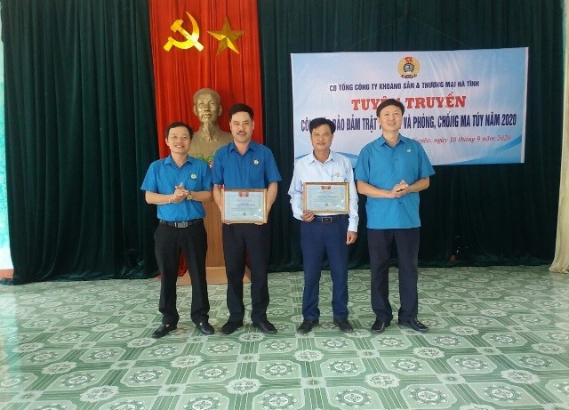 Trao kỉ niệm chương cho 2 cá nhân. Ảnh: CĐ.
