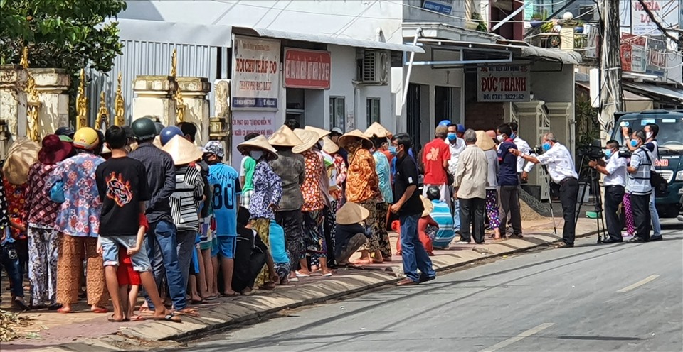 Người lao động trực tiếp không có hợp đồng lao động nhận gạo tại Phường 5, Thành phố Bạc Liêu (ảnh Nhật Hồ)