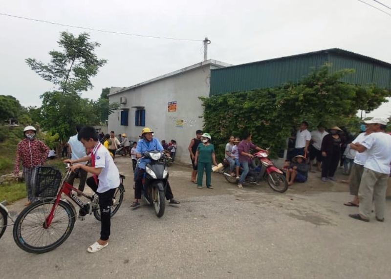 Các phụ huynh tập trung phản đối việc sáp nhập trường và không cho con đi học. ẢNh: Người dân cung cấp.