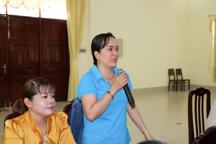 Chủ tịch CĐCS trao đổi ý kiến trong hội nghị. HL
