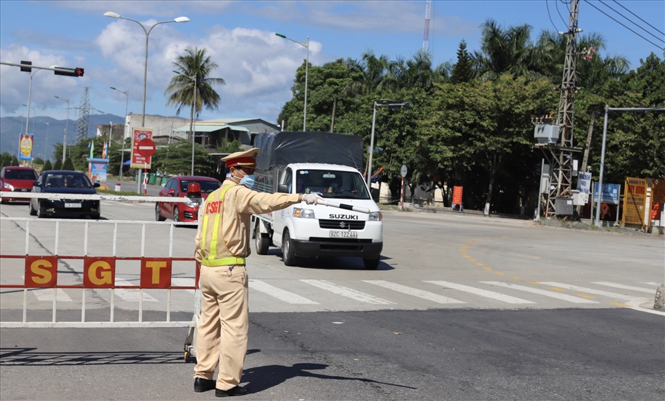 Trên nhiều tuyến phố chính, nhờ hệ thống phân luồng cùng với lực lượng cảnh sát giao thông nên không xảy ra ùn tắc. Ảnh: Mai Hương