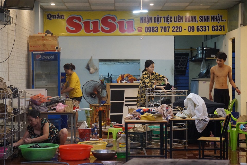 Nhiều cửa hàng buôn bán bắt đầu dọn dẹp hàng hóa để đón khách trong ngày đầu Đà Nẵng nới lỏng lệnh cách ly. Ảnh: Hữu Long