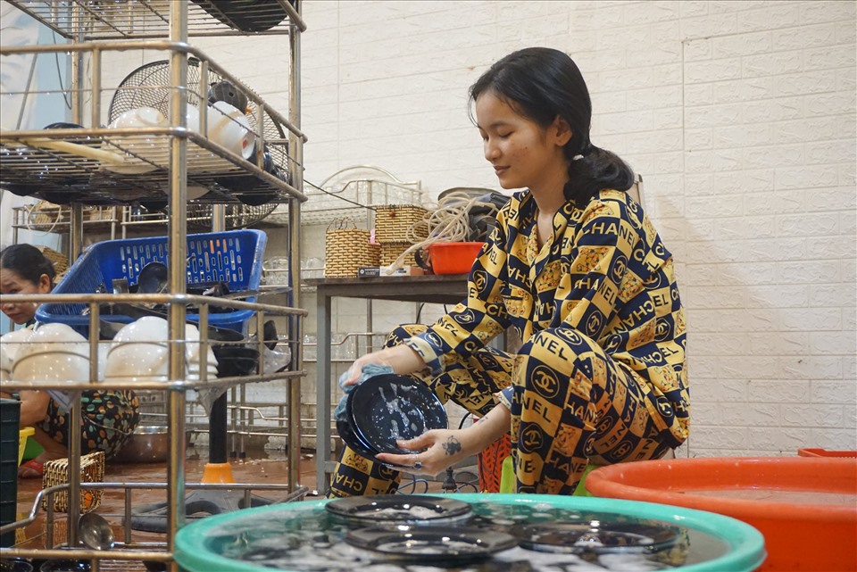 Nhiều cửa hàng buôn bán bắt đầu dọn dẹp hàng hóa để đón khách trong ngày đầu Đà Nẵng nới lỏng lệnh cách ly. Ảnh: Hữu Long