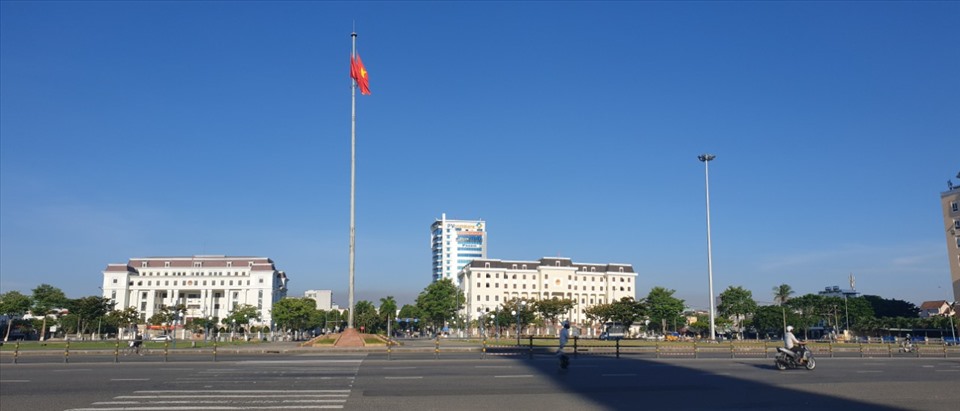 Trong ngày đầu tiên nới lỏng lệnh cách ly, đường xá Đà Nẵng không quá đông đúc. Ảnh: Hữu Long